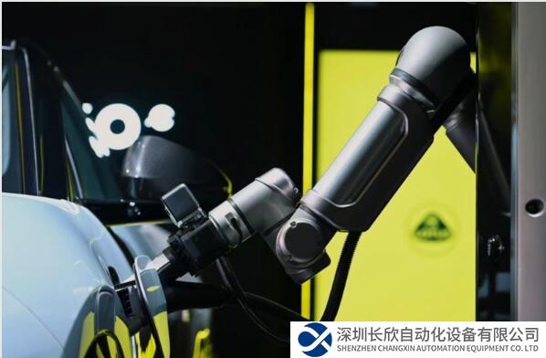 路特斯發(fā)布全球首款量產(chǎn)“閃充機(jī)器人”，可自動(dòng)為電動(dòng)汽車(chē)充電