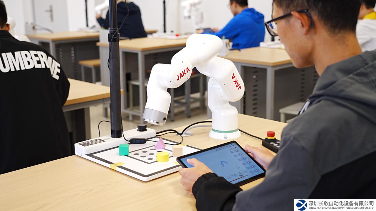 機(jī)器人+教育，一場科技與教育的雙向奔赴