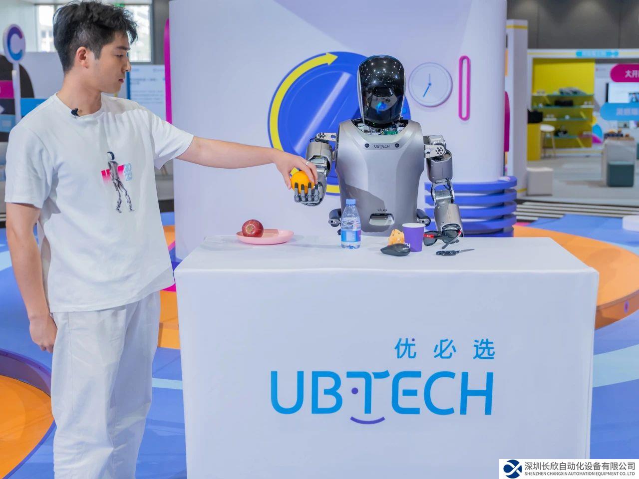 中國(guó)AI大模型+人形機(jī)器人首次線下展示，李彥宏親測(cè)！